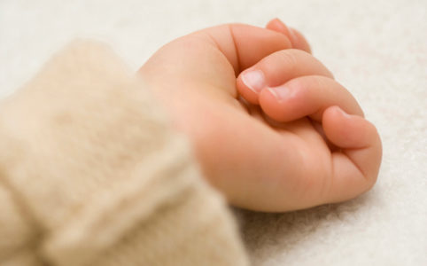 赤ちゃんの小さな手